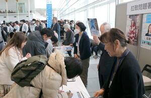 拉致被害者の早期救出を願う署名活動＝７日、新潟市中央区万代島