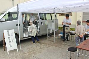 車内に投票箱が設けられた移動期日前投票所=6月10日、魚沼市高倉