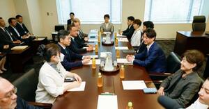 衆院法務委理事懇談会に臨む理事ら=19日午前、東京都千代田区