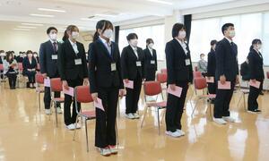 最後の新入生を迎えた、佐渡看護専門学校の入学式=9日、佐渡市千種
