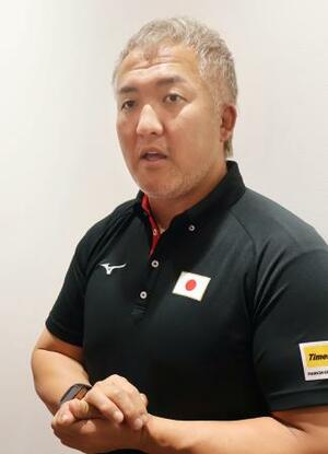 柔道の世界選手権から帰国し、取材に応じる男子の鈴木桂治監督=22日、羽田空港
