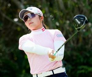 　第２日、１２番でティーショットを放つ佐久間朱莉。通算１１アンダーで首位＝琉球ＧＣ