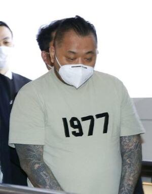 フィリピンから強制送還され、羽田空港に到着した小島智信被告