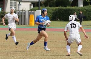 新発田南－北越　持ち前のスピードで好機をつくった北越のＦＢ吉川歩輝＝デンカスワンフィールド