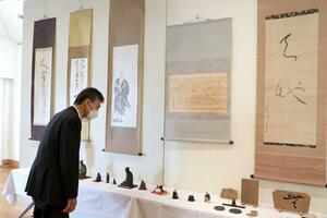 良寛や良寛研究に携わる人の作品が並ぶ展示会=新発田市中央町5