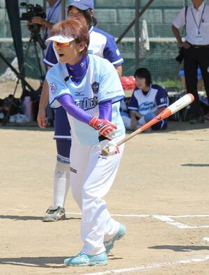 中高生にノックを打つ宇津木妙子さん=2012年8月22日、上越市の高田商業高校グラウンド