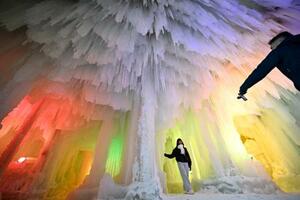 北海道上川町で始まった「層雲峡温泉氷瀑まつり」を楽しむ人たち=24日夕