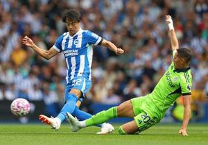 　フラム戦の前半、競り合うブライトンの三笘（左）＝ブライトン（共同）