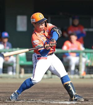 ２回表２死一、三塁、中澤英明が適時打を放ち１－１＝静岡市