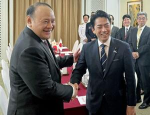 フィリピンのテオドロ国防相(左)との会談に臨む小泉防衛相=31日、シンガポール(共同)