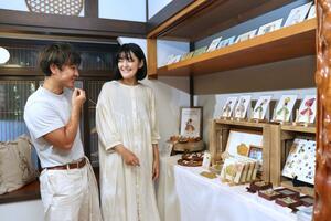 念願の実店舗を開いた伊野竜一さん(左)、あゆみさん夫婦=新潟市西区五十嵐3