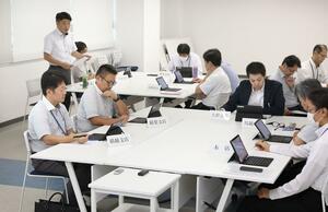 今後の営業戦略を確認したはばたき信用組合の会議=新潟市江南区