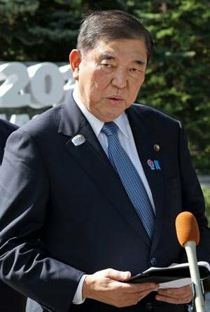 トランプ米大統領との会談を終え、記者の質問に答える石破首相=16日、カナダ西部カナナスキス(代表撮影・共同)