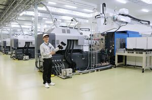 凹面鏡の成形機が並ぶ日本精機蔵王工場=4月11日、長岡市