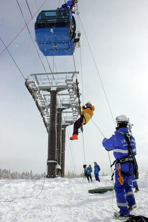 ゴンドラ事故を想定した救助訓練＝妙高市の妙高杉ノ原スキー場