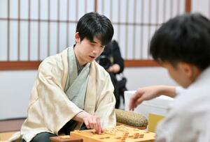 将棋の第51期棋王戦コナミグループ杯5番勝負の第4局で、増田康宏八段(手前)を破った藤井聡太棋王=15日午後、栃木県日光市