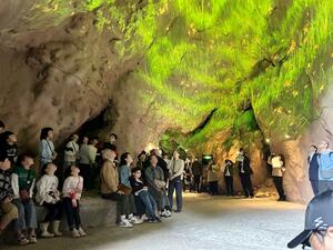プロジェクションマッピングで彩られた尖閣湾揚島遊園内のあげしま洞窟=佐渡市北狄