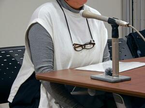 開示文書の受け取り後、取材に応じる赤木俊夫さんの妻雅子さん=3日午前、東京都港区