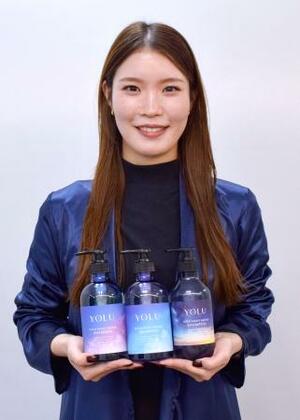 　「毎日の暮らしの『お守り』になる商品をつくりたいと思ってきました。『ＹＯＬＵを使ったら調子がいいな』という安心につながればうれしいです」と話すＩ―ｎｅの小山景都さん＝大阪市