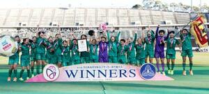 初優勝を果たし、喜ぶ柳ケ浦イレブン=神戸ユニバー記念競技場