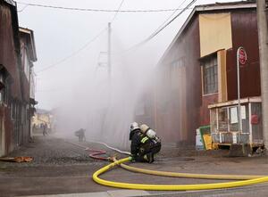 住宅密集地の火災に備え上越南消防署が行った訓練=上越市東本町3