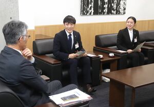 赴任先での抱負を語る小林虹矢さん(中央)と中西千里さん(右)=柏崎市役所