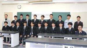 第2種電気工事士の試験に合格した柏崎工業高校電気技術科2年生たち=柏崎市栄町