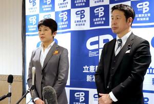 幹事会後、報道陣の取材に応じる西村智奈美県連代表と米山隆一県連幹事長=3月23日、新潟市中央区