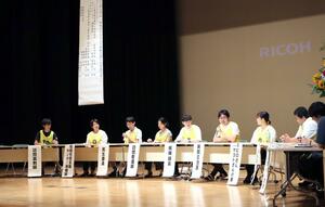 在宅で過ごす患者への支援策を考えた仮想の病院内会議=村上市岩沢