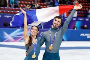 　アイスダンスで金メダルを獲得したロランス・フルニエボードリー（左）、ギヨーム・シゼロン組＝ミラノ（共同）