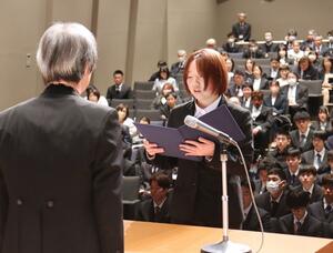 新潟工科大学の入学式で誓いのことばを述べた荒井優奈さん=柏崎市駅前2
