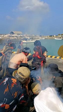 疎開船が米軍機の攻撃を受けた後の場面の撮影=15日、沖縄県石垣市の石垣漁港(石垣市提供)