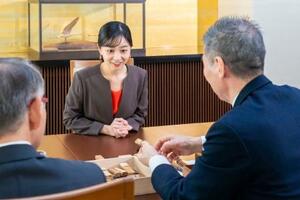 　伝統工芸士らと懇談される佳子さま＝１３日午後、東京・元赤坂（宮内庁提供）