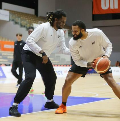 練習するマック（左）とフェルプス（右）。マックは先輩のフェルプスから「多くを学んで、まねしている」と語る＝長岡市