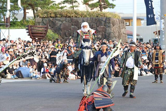白頭巾姿の松平健さんが上杉謙信役を務めた謙信公祭の出陣行列＝２３日、上越市