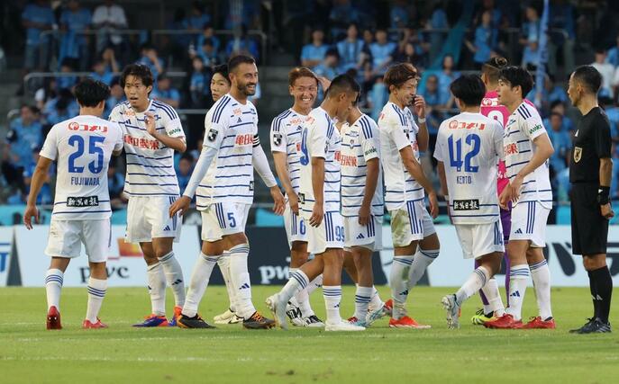 初のルヴァンカップ決勝進出を決め、笑顔の新潟選手＝１３日、Ｕｖａｎｃｅとどろきスタジアム　ｂｙ　Ｆｕｊｉｔｓｕ