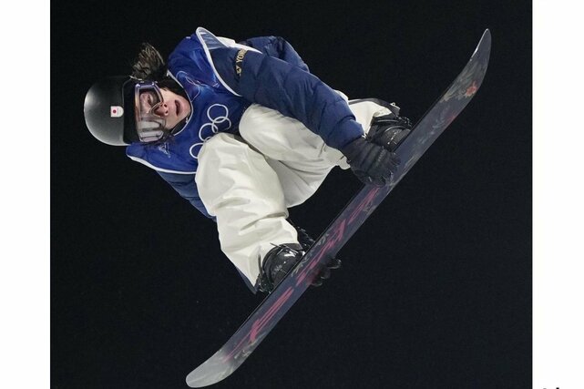 男子ハーフパイプ決勝　技を決める平野歩夢＝リビーニョ（共同）