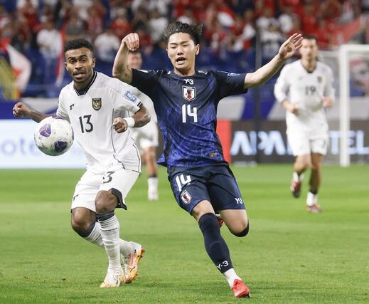 日本－インドネシア　前半、競り合う三戸（右）＝パナソニックスタジアム吹田