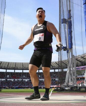 男子ハンマー投げ　５投目を終え、雄たけびを上げる中川達斗＝パロマ瑞穂スタジアム