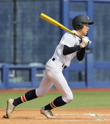 帝京長岡－日本文理３回裏日本文理　１死、１番吉田流太が右前安打を放つ＝エコスタ