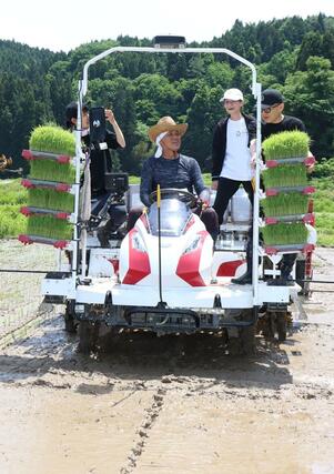 「おにぎりぼんご」のスタッフらと田植えをした右近由美子さん(右から2人目)=関川村小和田
