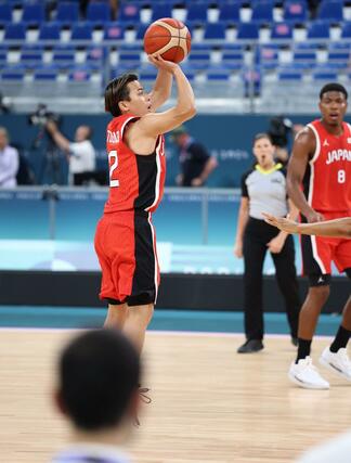 日本-ドイツ 第1クオーター、富樫が3点シュートを決める=27日、リール(本社写真映像部・新井田悠撮影)