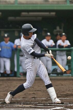 三条－北越　６回、北越の４番嶋武仁がセンターへ犠打を放つ＝新発田市五十公野