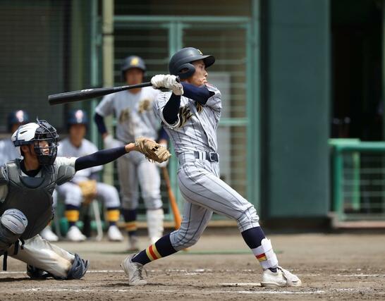 新潟－佐渡　４回、佐渡先頭の須田拓空がチーム唯一の安打を放つ＝三条パール金属スタジアム