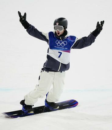 男子ハーフパイプ決勝１回目を終え、喜ぶ山田琉聖＝リビーニョ（共同）