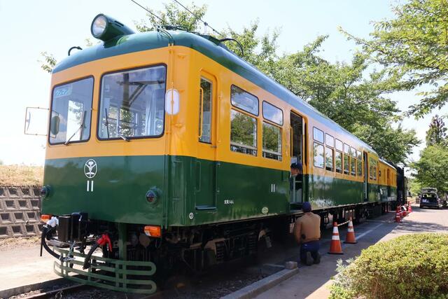 修繕作業を終え、鮮やかな輝きを取り戻した旧新潟交通電車線の「かぼちゃ電車」＝新潟市南区月潟