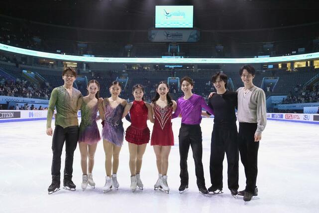 エキシビションを終え、撮影に応じる（左から）森口澄士、長岡柚奈、千葉百音、中井亜美、青木祐奈、友野一希、三浦佳生、山本草太＝北京（共同）