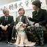 　聴導犬のグレースを迎え入れた、聴覚に障害がある鶴村美恵子さん（中央）＝３月、広島県庁