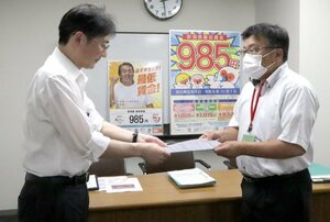 最低賃金引き上げなどの要請書を手渡す県労連の砂山太一副議長(右)=24日、新潟市中央区の新潟労働局