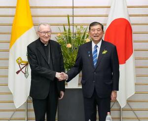 会談前に、ローマ教皇庁のパロリン国務長官(左)と握手する石破首相=30日午後、首相官邸